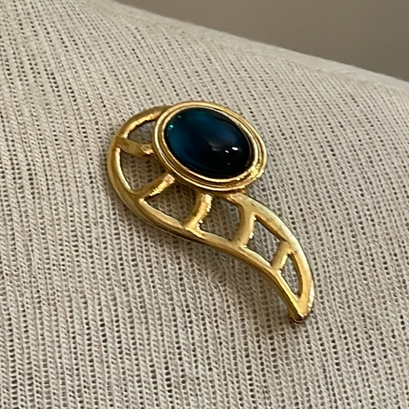 Vintage Abstract Paisley Swoop Gold-tone Pin with Emerald Green Cabochon Gem - Picture 13 of 16